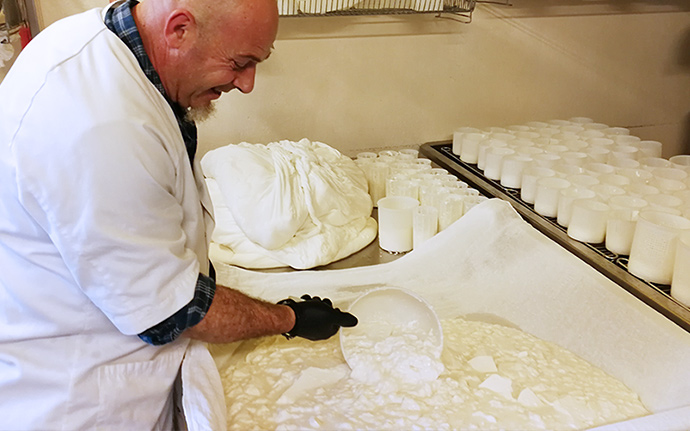 Find out how they make cheese in Piedmont Raffaele Cascina Aris