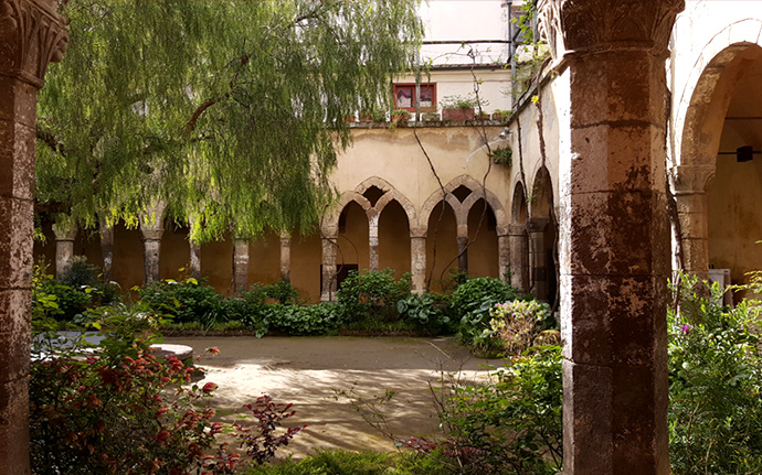 Secret places hidden within famous towns. Sorrento cloister